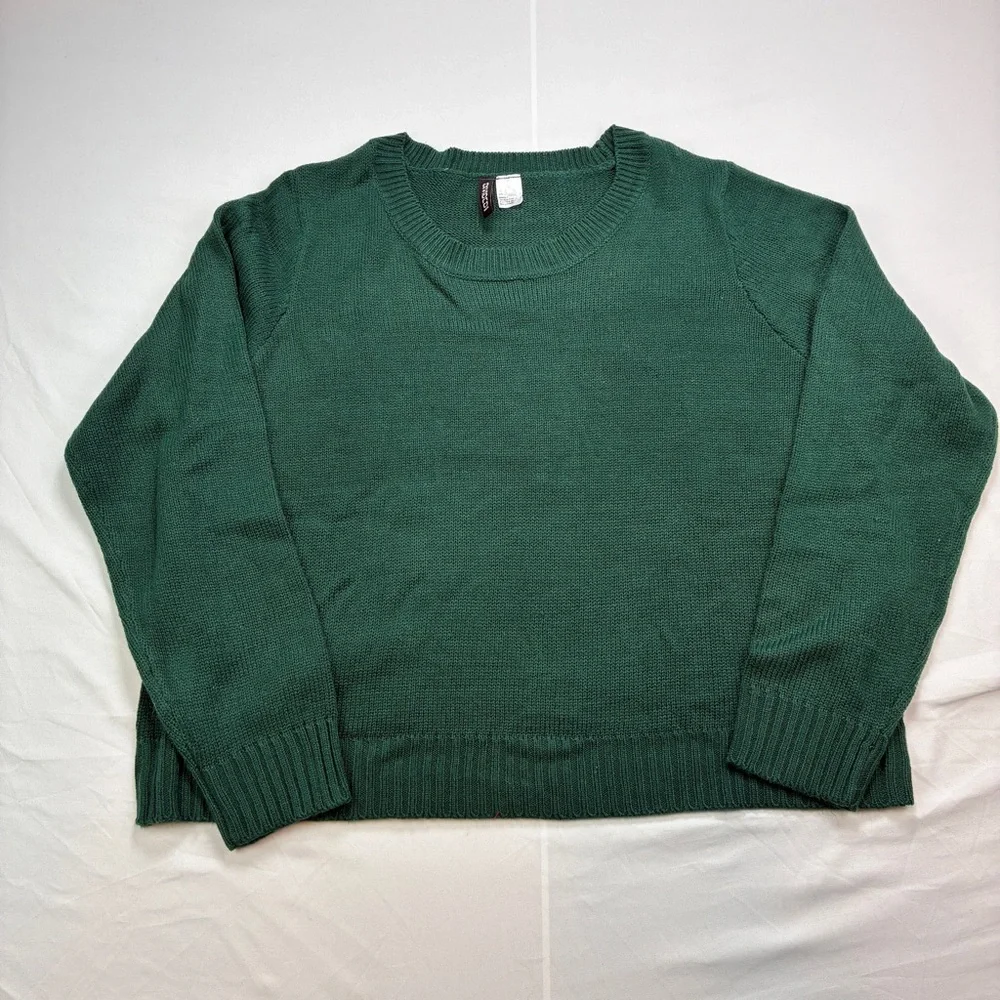 H&M Ladie's Forrest Green Crew Neck Slightly Cropped, Oversized Sweater